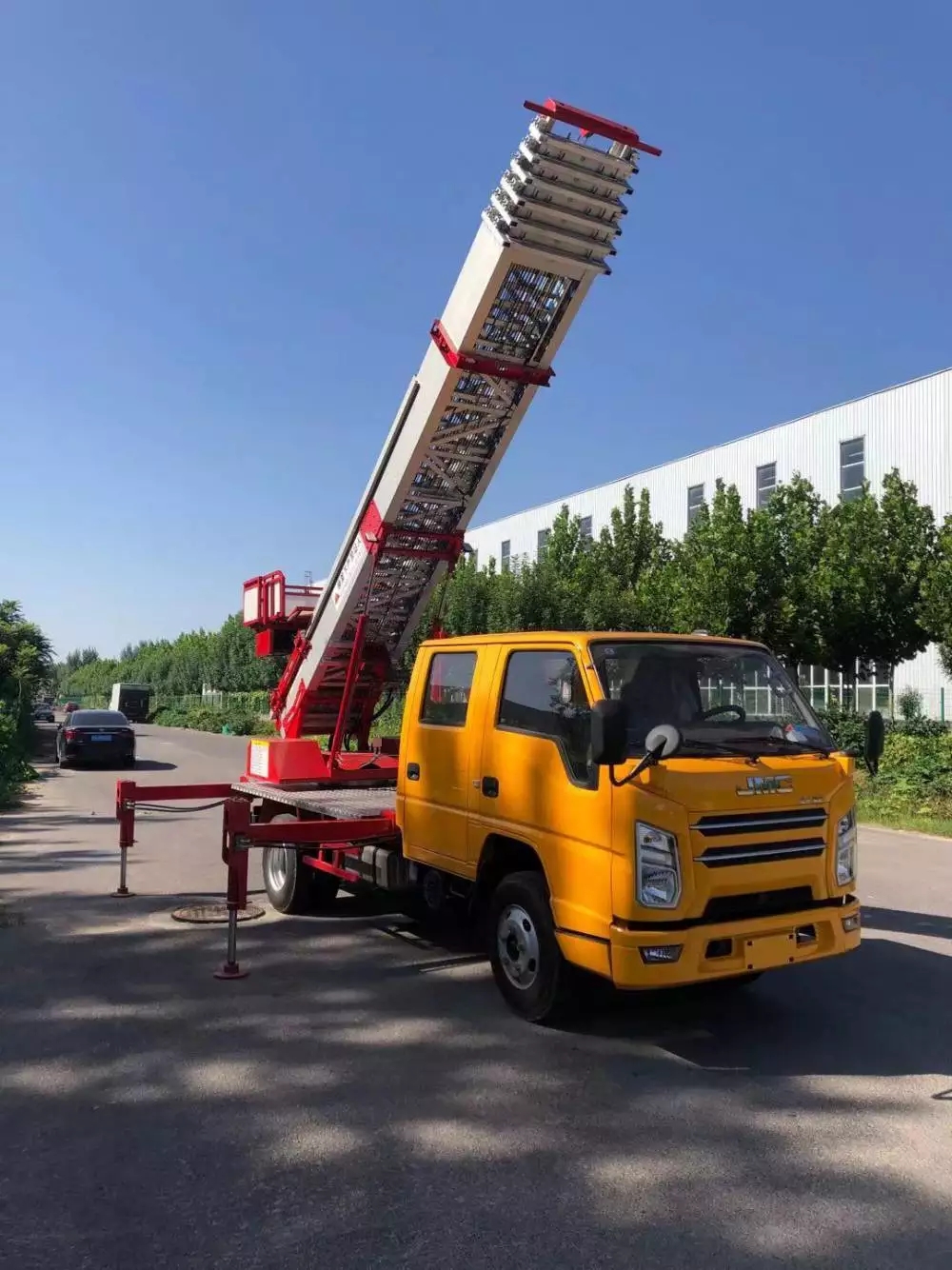 红毛镇附近的云梯车出租服务：轻松解决高空作业需求